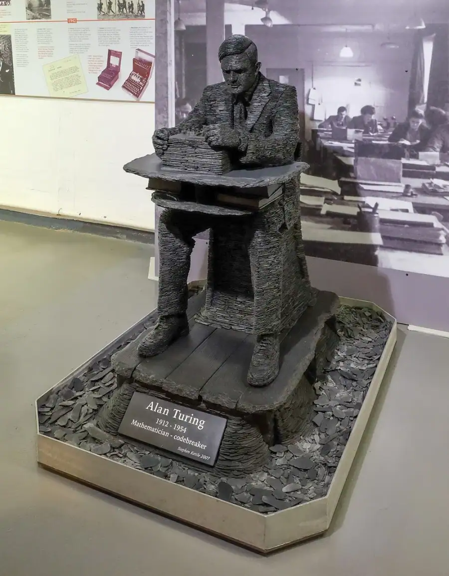Estátua de Alan Turing, de Stephen Kettle, em Bletchley Park