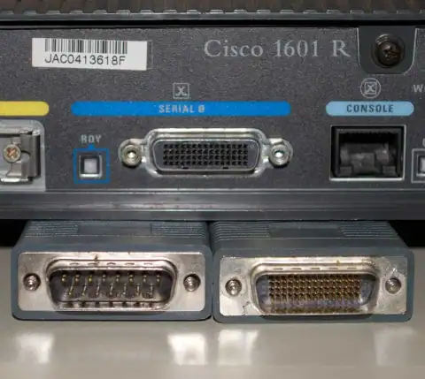 Router Cisco com ligadores