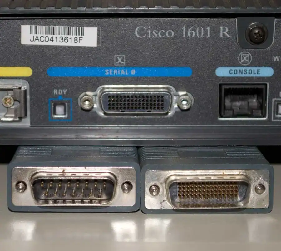 Router Cisco com ligadores